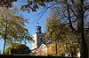Kumla kyrka, exteriör i höstmiljö.