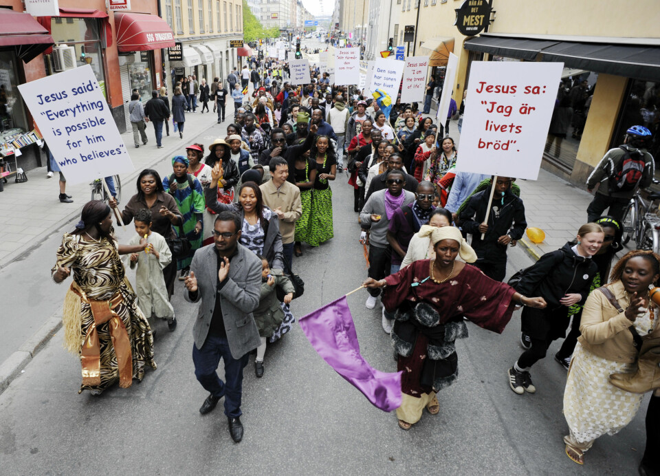 Jesusmanifestationen i Stockholm den 3 maj 2008. Gemensam vandring/marsch med musik, dans, plakat, skyltar och banderoller från Medborgarplatsen till Kungsträdgården.