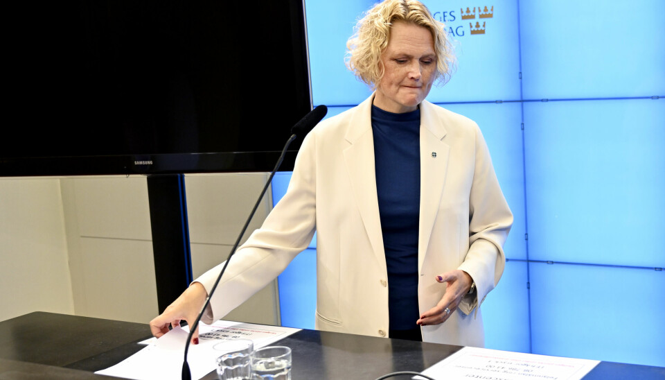 En tydligt skakad Anna-Karin Hatt tillkännager sin avgång.