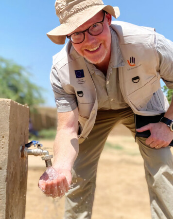 Han får pris för sin humanitära insats för rent vatten