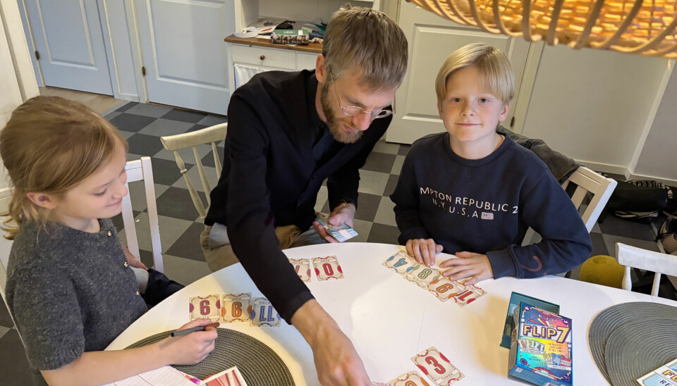 Familjen Lilja spelar kortspelet Flip 7. Familjen Lilja spelar kortspelet Flip 7.