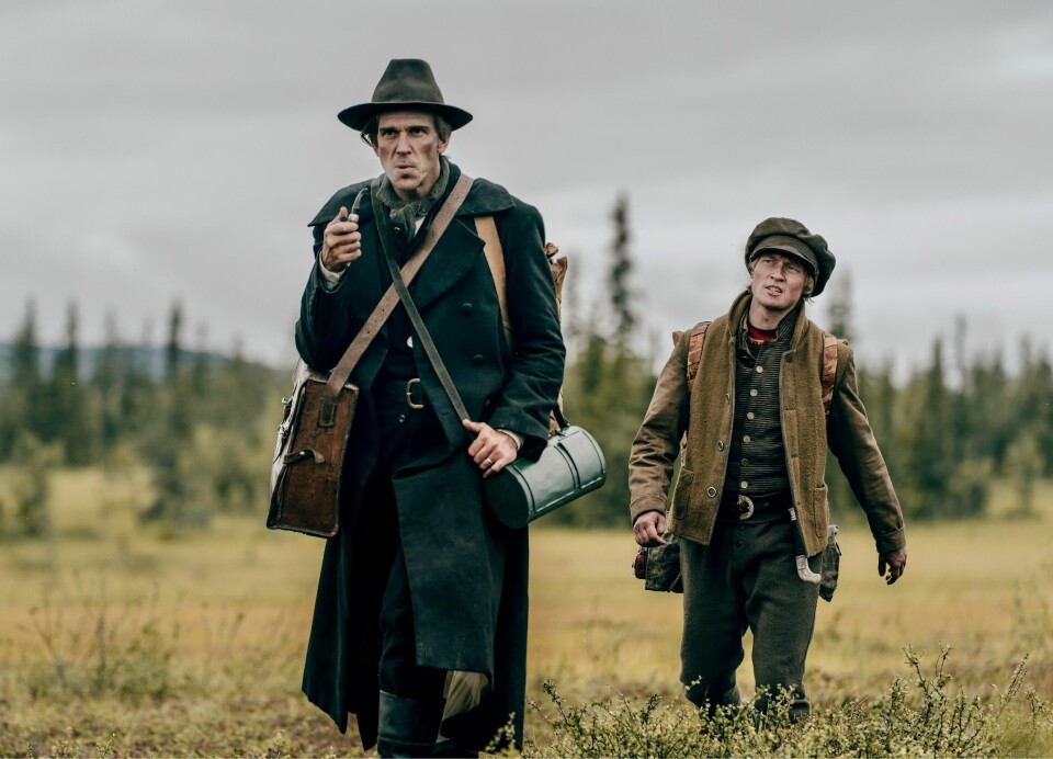 Gustaf Skarsgård och Emil Kárlsen i rollerna som Lars Levi Læstadius och fostersonen Jussi i serien 'Koka Björn'.