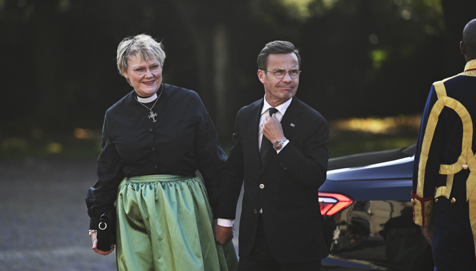 Statsministerparet Ed och Kristersson på väg till officiell Nato-middag i Haag.