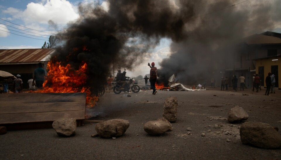 Tanzanier demonstrerar i staden Arusha i onsdags, då Tanzania höll parlaments- och presidentval.