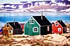 Färgglada trähus på klippor vid en blå fjord med snötäckta berg i Grönland.