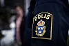Närbild på svensk polisuniform med polisbricka i Stockholm.