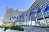 Berlaymontbyggnaden i Bryssel med EU-flaggor framför entrén