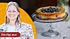 Cheesecake med blåbär på toppen. Infälld bild på matskribenten Elin Elg