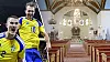 Två svenska fotbollsspelare i gula tröjor bredvid en tom kyrksal med altare.
