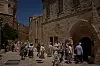 Grupp kristna pilgrimer går längs en stenlagd gata vid Cenaklet i Jerusalems gamla stad.