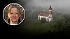 Liten kyrka i dimmig grön omgivning. Infälld bild på debattören Eva-Lotta Kalman.