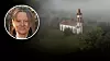 Liten kyrka i dimmig grön omgivning. Infälld bild på debattören Eva-Lotta Kalman.