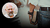 Person i jeans håller en bibel. Infälld bild på debattören Pelle Hörnmark.
