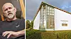 Porträttbild intill exteriör av Ulriksbergskyrkan, en vit kyrkobyggnad med stora glaspartier.