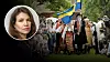 Folk i folkdräkt tågar med svensk flagga i sommarlandskap, med människor runtomkring som tittar och fotar. Infälld bild på debattören Josefin Utas.