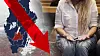 Röd nedåtpil över karta bredvid en sittande person med öppna händer i mörk inomhusmiljö.