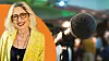 Britta Bolmenäs svarar på församlingsfrågor. Bakgrundsbild: Mikrofon.