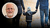 Mamma, barn och pappa promenerar i en park full av höstlöv. Infälld bild på debattören Harald Berglund.
