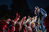 Nick Cave sjunger från scenkanten inför publiken under Way Out West i Göteborg.