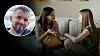 Mamma och tonårsdotter sitter i soffa och pratar. Infälld bild på debattören Robin Arvidsson.