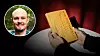 Nya testamentet i 2026 års översättning hålls upp. Infälld bild på debattören Simon Johansson.