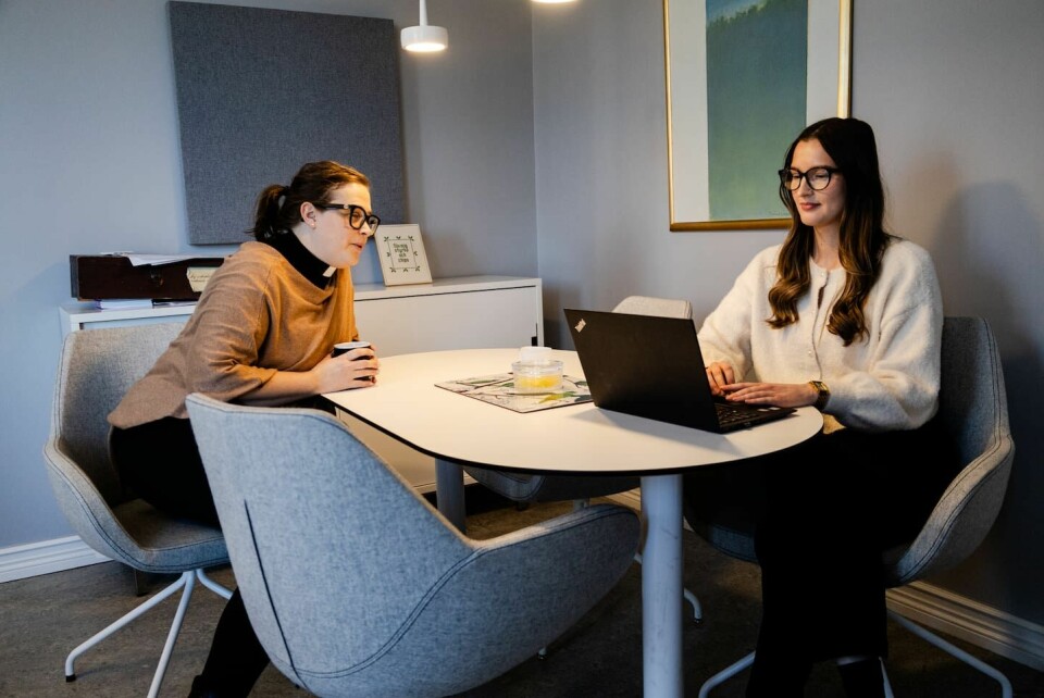 'Det blir ju Ingrid som får vara där och styra upp det när det inte finns arbetsledare i församlingarna', säger HR-specialisten Maja Malm om kyrkoherden Ingrid Augrell. Reportage i Bollnäs.