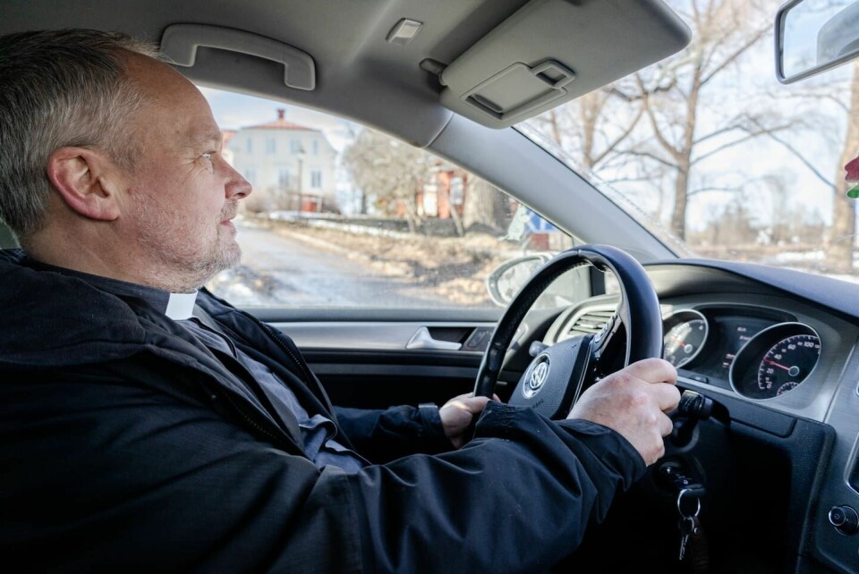 Lars Sahlin, på väg till ett S:t Lars kapell, för att förrätta en begravning. Reportage i Bollnäs.
