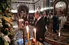Vladimir Putin tänder ljus i en rysk-ortodox kyrka. Men missionsverksamhet i evangeliska kyrkor har fått stora inskränkningar med en ny lag.