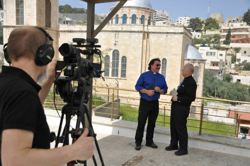 JERUSALEM. Anders Sjöberg (i blått) och Siewert Öholm, då de spelade in påskprogram åt Dagen i Jerusalem. JERUSALEM. Anders Sjöberg (i blått) och Siewert Öholm, då de spelade in påskprogram åt Dagen i Jerusalem.