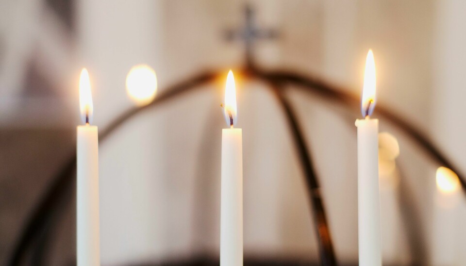 Sörjande kunde i helgen tända ljus och samtala med präst eller diakon i Timrå kyrka. Ljusbärare med tända ljus.