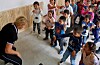 Full fart i skolan. I byskolan Valea Machelarulului med förskola, låg och mellanstadium får barnen också ryggsäckar och pennor av projektet ”A better home”.