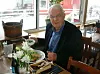 Gillar god mat. Lars Grip uppskattar att gå ut och äta med hustrun Miriam. Gärna kött, eller som på bilden, lax. Här på restaurang på Hönö i samband med Miriams födelsedag.