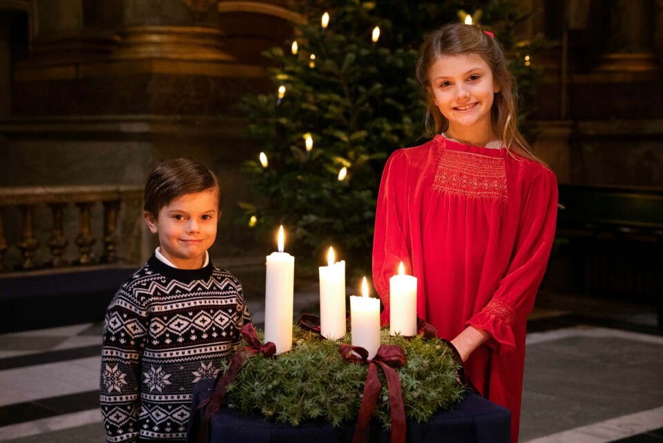 Prinsessan Estelle och prins Oscar sänder i dag en julhälsning till svenska folket från Slottskyrkan i Stockholm. Prinsessan Estelle och prins Oscar tänder det fjärde adventsljuset i Slottskyrkan i en videohälsning till svenska folket.