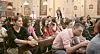 Ungdomar i den romersk-katolska Johannes döpares kyrka i Madaba skriver ned sina frågor på lappar till ärkebiskopen Fouad Twal som håller en frågestund i kyrkan.