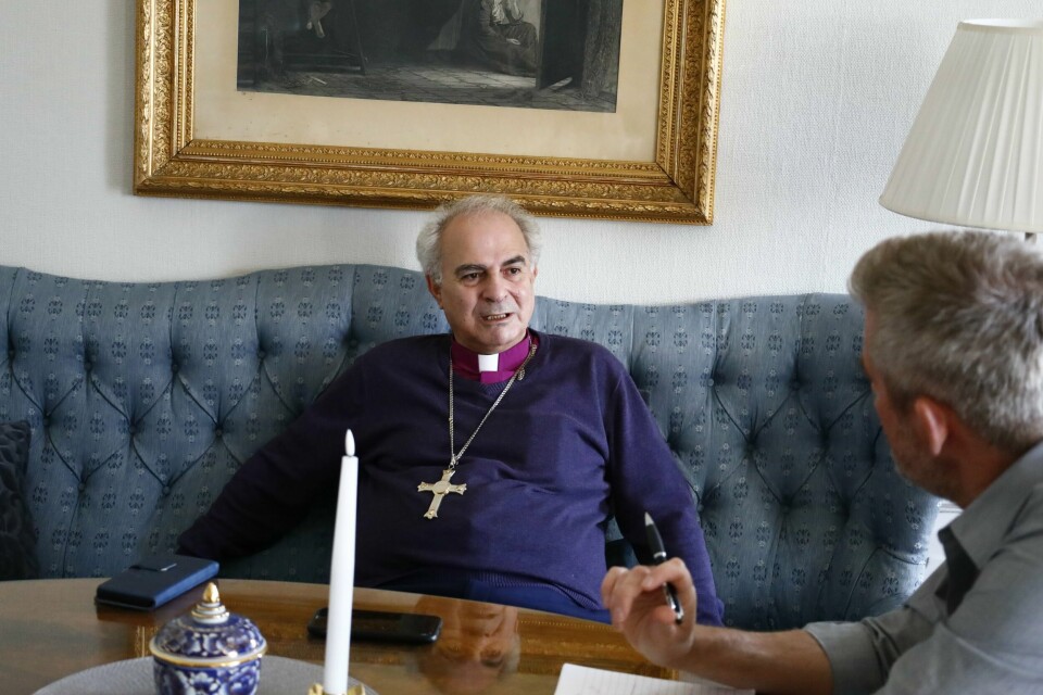 Sani Ibrahim Azar, biskop i den evangelisk-lutherska kyrkan i Jordanien och det Heliga landet. Här är han på besök i Sverige, samtidigt som kriget rasar i Gaza och norra Israel. Sani Ibrahim Azar, biskop i den evangelisk-lutherska kyrkan i Jordanien och det Heliga landet. Här är han på besök i Sverige, samtidigt som kriget rasar i Gaza och norra Israel.