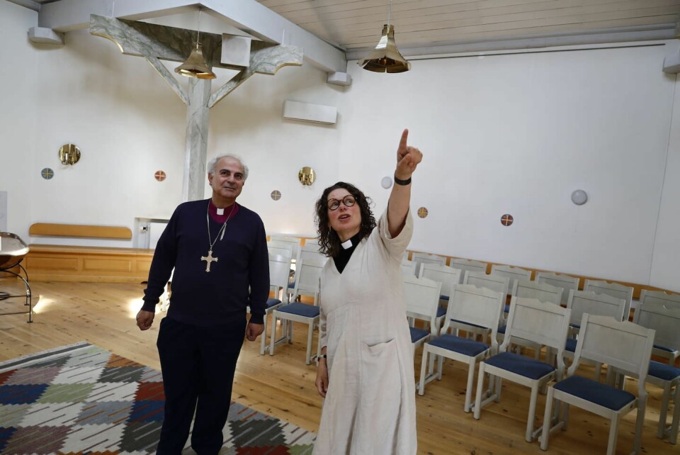 Magdalena Öhrling, biskopsadjunkt i Strängnäs stift, visar den palestinske gästen runt inne på kapellet i stiftsgården Stjärnholm. Sani Ibrahim Azar, biskop i den evangelisk-lutherska kyrkan i Jordanien och det Heliga landet. Här är han på besök i Sverige, samtidigt som kriget rasar i Gaza och norra Israel.