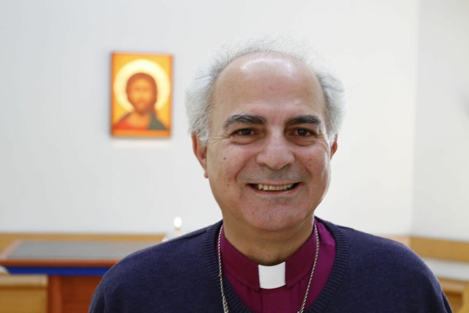 Sani Ibrahim Azar leder en kyrka som gärna låter sig reformeras. De palestinska lutheranerna sticker ut när det gäller exempelvis synen på jämställdhet i det annars så konservativa palestinska samhället. Sani Ibrahim Azar, biskop i den evangelisk-lutherska kyrkan i Jordanien och det Heliga landet. Här är han på besök i Sverige, samtidigt som kriget rasar i Gaza och norra Israel.