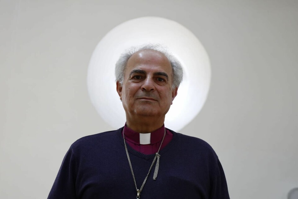 Palestinsk biskop: ”Vi måste hitta ett sätt att leva tillsammans” Sani Ibrahim Azar, biskop i den evangelisk-lutherska kyrkan i Jordanien och det Heliga landet. Här är han på besök i Sverige, samtidigt som kriget rasar i Gaza och norra Israel.