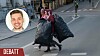 Burksamlande eu-migranter bär på plastsäckar med pantburkar på Södermalm i Stockholm.