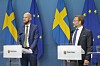 Carl-Oskar Bohlin (M), minister för civilt försvar, samt Mikael Östlund, kommunikationschef på Myndigheten för psykologiskt försvar, under en extrainsatt presskonferens på onsdagen.