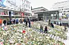 Fortfarande ett hav av blommor vid trapporna på Sergels torg i Stockholm.
