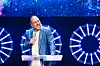 Brian Houston är Hillsongs grundare och huvudpastor. I Tanya Riches och Tom Wagners granskning av rörelsen lyfts pastorsparet Brian och Bobbie Houstons organisationsförmåga fram som rörelsens sammanhållande kitt.