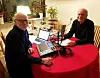 Svenåke Boström (tv) och Knut Hainke spelar in radioprogrammet 'Önskesången' för Radio Hope Classic hemma i Knuts kök.