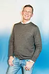 1. Tomas Sjödin, pastor och författare.
Han når ut brett och han når djupt. Med hjälp av sina vardagliga berättelser sprider Tomas Sjödin kristen tro rakt in i svenskarnas hjärtan.
Plattform:
Tomas Sjödin är pastor i Smyrnaförsamlingen i Göteborg, och som de flesta pastorer i detta land är hans plattform främst lokal. I hemstaden är han en given röst även utanför kyrkan som krönikör för Göteborgs-Posten. Men Tomas Sjödin är unik i att kombinera sin lokala plattform med att nå ut till hela landet. Hans krönikor når längre än Göteborg, och det gör också hans böcker. När han är ute och talar drar han oftast fulla hus.
Han är inte den som i alla lägen vill ses och höras, han ligger exempelvis lågt i sociala medier.
Popularitet:
Vem är Tomas Sjödins kritiker? Ja, säg det. Pingstpastorer brukar sällan lovprisas av samhället i stort, men här är undantaget.
En viktig anledning att Tomas Sjödin landar på första plats på Dagens lista är att han fem gånger röstats fram till vinterpratare i Sveriges radio. Människor, kristna som icke-kristna, vill höra vad han har att säga. Ingen annan religiös ledare i Sverige har en sådan stark folklig förankring.
Budskap:
Lika mjuk och invaggande som hans röst är, lika mjukt och skönt är budskapet om att ta det lugnt i tillvaron, och att lita på Gud. Tomas Sjödin predikar målande utifrån sin vardag där allt inte handlar om religion, men där den vardagliga tron hela tiden vävs in.
Tomas Sjödin har också en livsberättelse som berör, och han väjer inte för livets mörker, då han delat med sig om hur två av hans barn avlidit och hur han som kristen ändå kan se det ljusa i tillvaron.