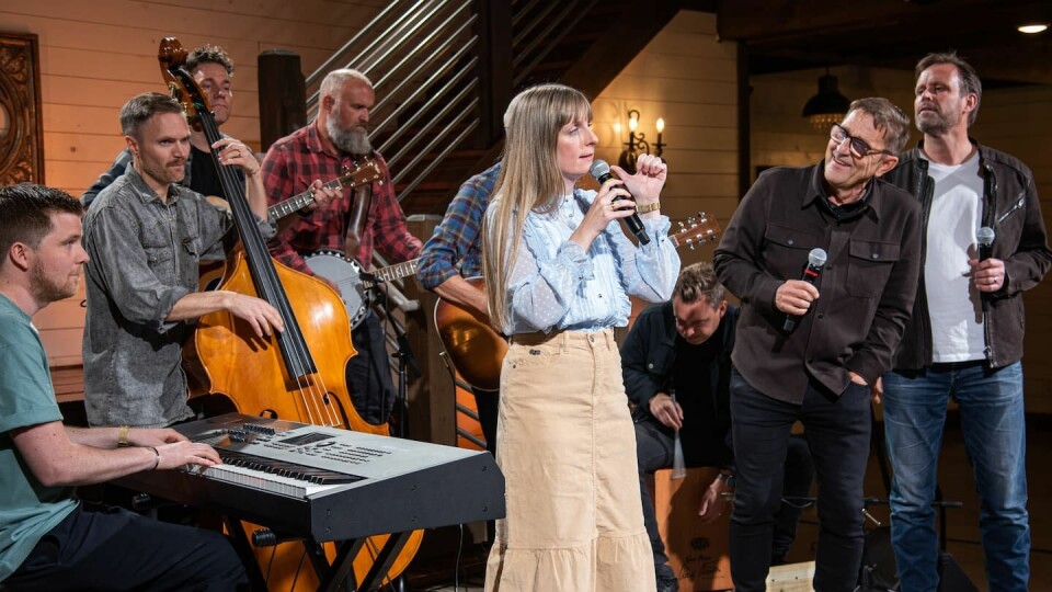 Om någon gammal väckelsesång skulle framföras i ladan den sista inspelningsdagen så var det väl 'Guldgrävarsången'. Emilia Lindberg, Urban Ringbäck och Mikael Järlestrand fick hjälp av bandet att göra en passande tolkning. Inspelning av nya tv-serien 'Alla tiders sånger'.