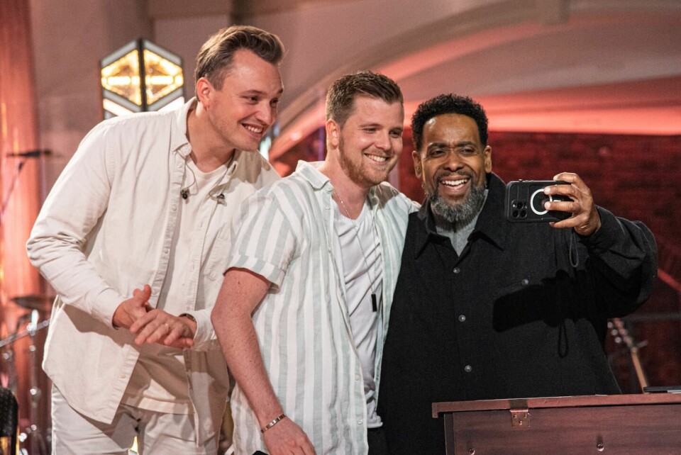 Studions husorganist Aston Gibbons ville absolut ta en selfie tillsammans med det svenska bandet. Här med trummisen Andreas Öjebrandt och kapellmästaren Jonathan Alfredsson. Inspelning av nya tv-serien 'Alla tiders sånger'.