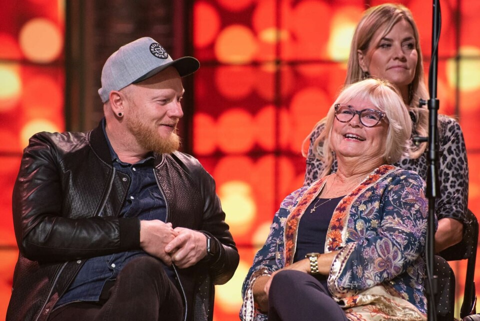 'Att få sitta jämte Evie alltså. Det är inte varje dag', konstaterade Lewi Bergrud i samband med ett av sina sångframträdanden. Inspelning av nya tv-serien 'Alla tiders sånger'.