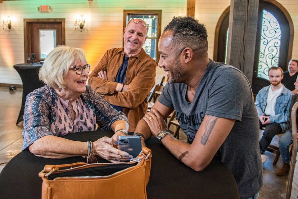 Alla älskar Evie och hon verkar älskar alla tillbaka. Putte Nelsson kände det och Egil Svartdahl överhörde med road min. Evie Tornquist och Putte Nelsson under inspelningen av nya tv-serien 'Alla tiders sånger' i Nashville november 2022.