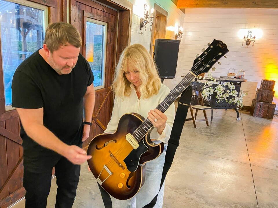 Kris Karlsson visar Solveig Leithaug Guild-gitarren som hans morföräldrar köpte av Aage Samuelsen för många, många år sedan. I dag är det en dyrgrip. Kris Karlsson visar Soleig Leithaug Guild-gitarren som hans mormor köpte av Åge Samuelsen. Bilden tagen i samband med inspelningen av tv-serien 'Alla tiders sånger' i Nashville.