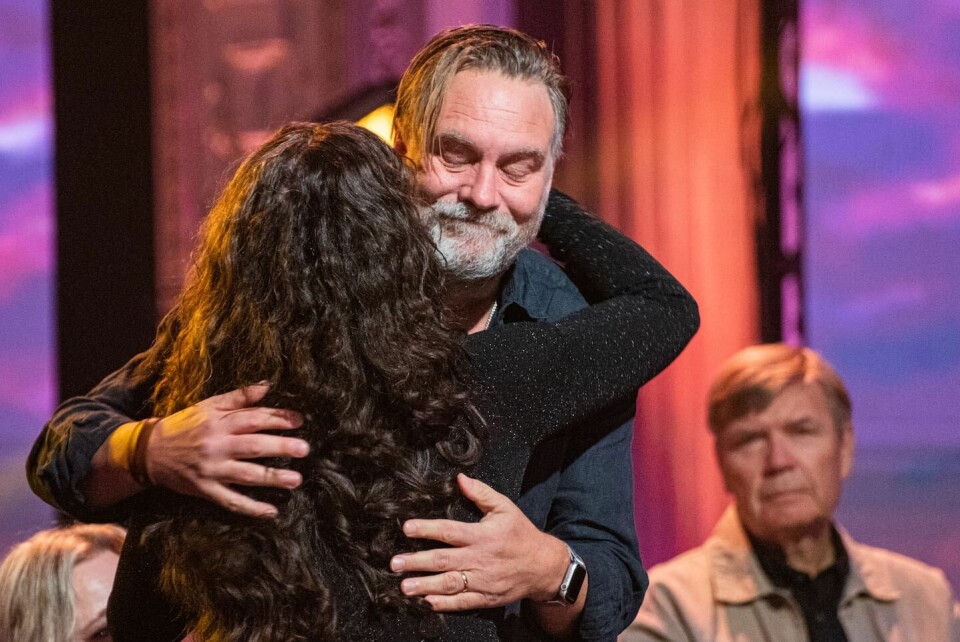 Michael Jeff Johnson från en stor kram av Maria Gustin Bergström efter hans känslosamma framförande av sången 'Stormens överman'. Maria Gustin Bergström kramar om Michael Jeff Johnson efter hans känslofyllda framträdande i Nashvilleinspelningen av tv-serien 'Alla tiders sånger' (november 2022).